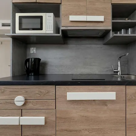 Bright With Air Conditioning Near Zoo By Renters Apartment