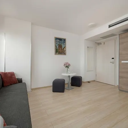 Bright With Air Conditioning Near Zoo By Renters *