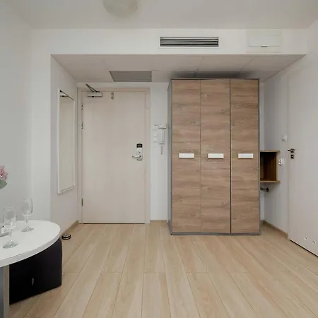 Bright With Air Conditioning Near Zoo By Renters Apartment *
